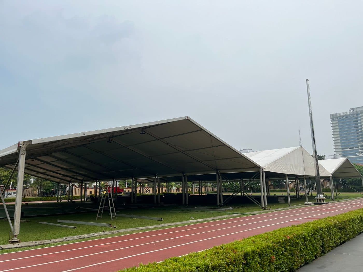 Tenda roder terpasang di lapangan olahraga