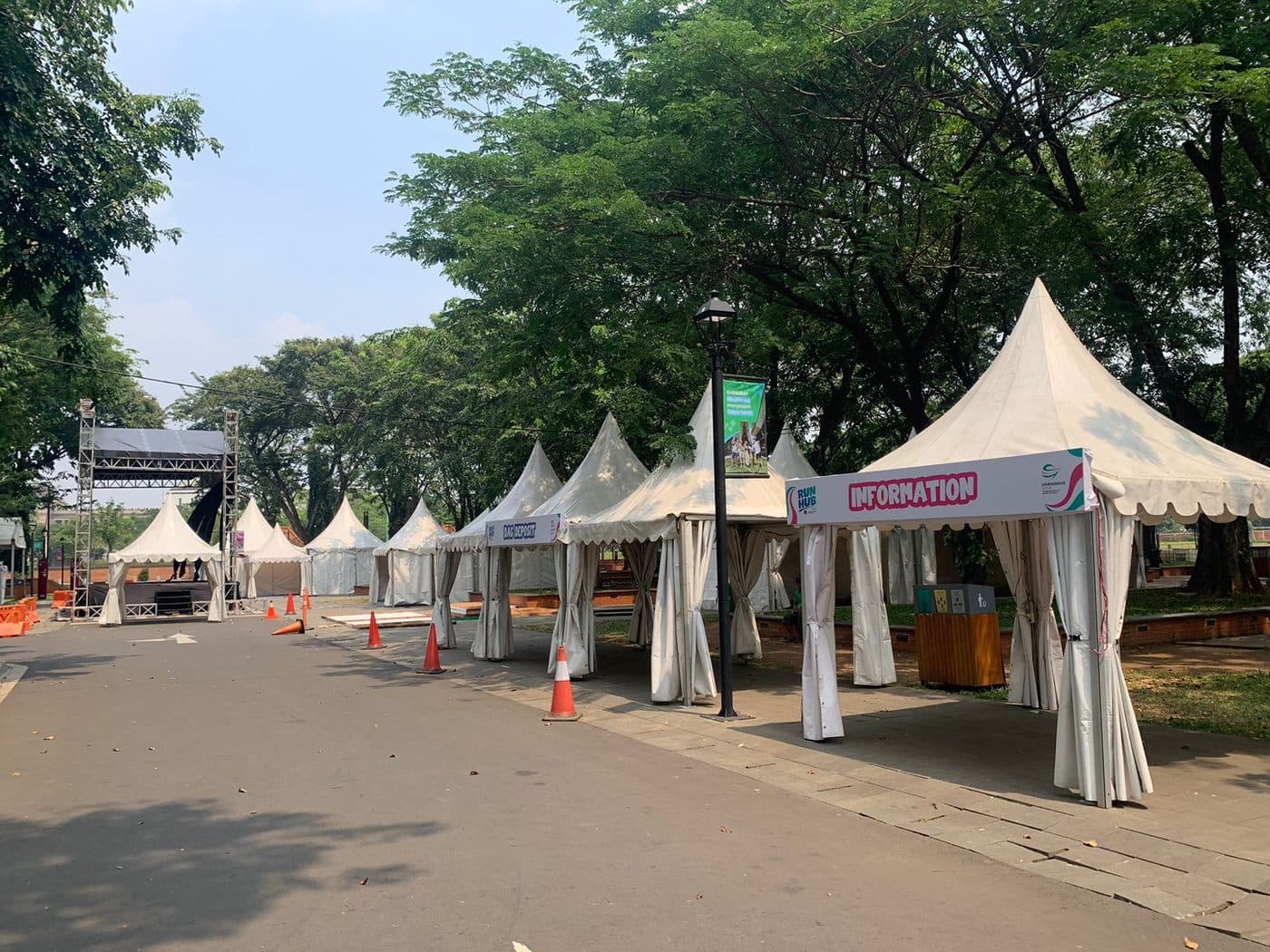 Deretan tenda sarnafil di area acara outdoor